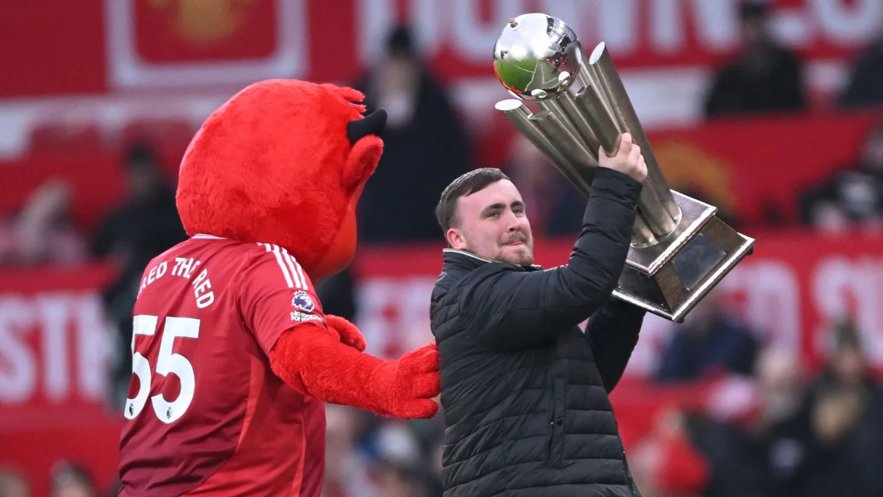 لوك ليتلر يطالب مانشستر يونايتد بضم نجم الدوري الألماني لتعزيز صفوف الفريق